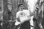 Marek Niedwiecki w koszulce AKa w Wenecji, rok 1977